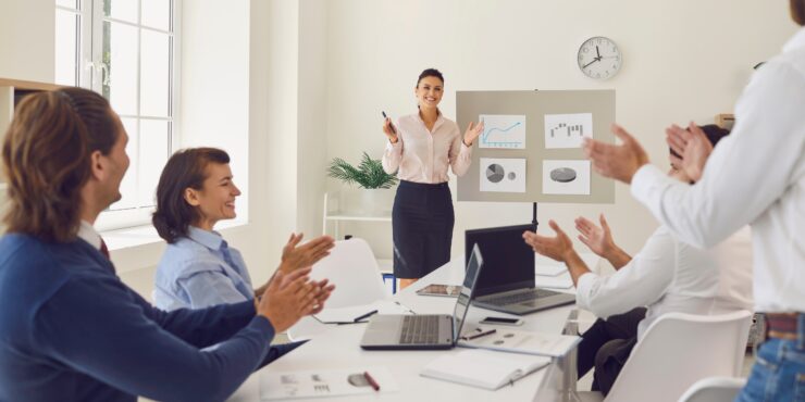 Vorschaubild ISMS Workshops: Eine Gruppe Menschen im Meeting. 