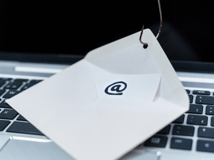 Vorschaubild Phishing und Ransomware. Ein Briefumschlag, der von einem Angelhaken gefischt wird. 